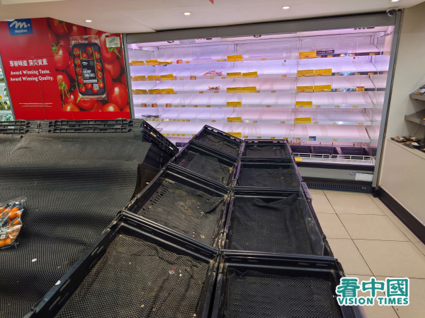 香港传出快将封城强制检测，超级市场内的货架被抢购一空。（图片来源：庞大卫/看中国）