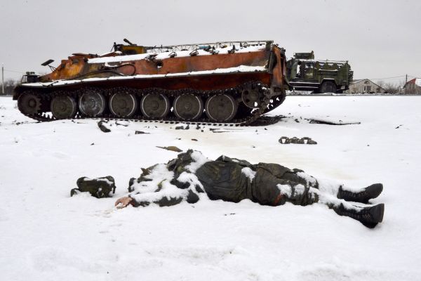2022年2月26日，俄羅斯入侵烏克蘭後，一名俄羅斯軍人的屍體躺在哈爾科夫郊區路邊被毀壞的俄羅斯軍車旁。