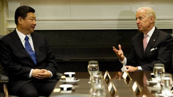 图为2012年2月14日，时任美国副总统拜登在白宫会见时任中共国家副主席习近平。（图片来源：JIM WATSON/AFP via Getty Images）