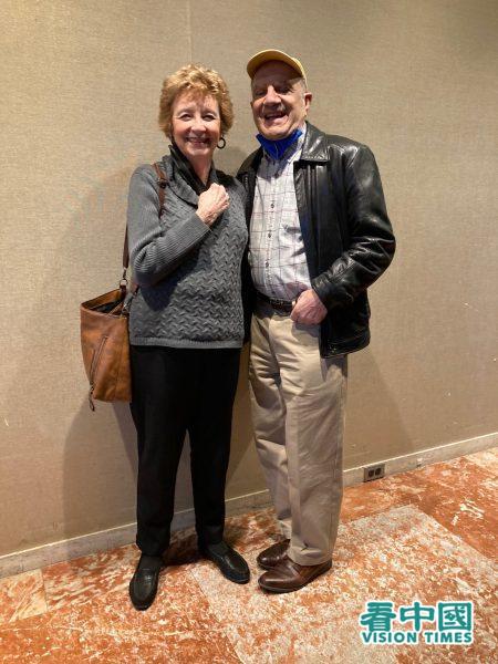 Bob Fiaco（右）和朋友Helen Beglin（左）