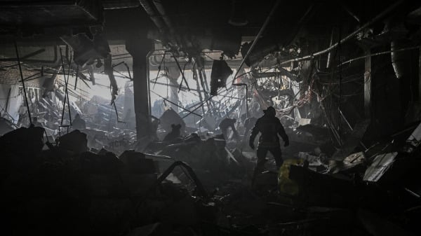 在俄罗斯向乌克兰首都基辅发动猛烈袭击后，乌克兰消防员和军人在一所大型购物中心的废墟下搜寻遇难人员。