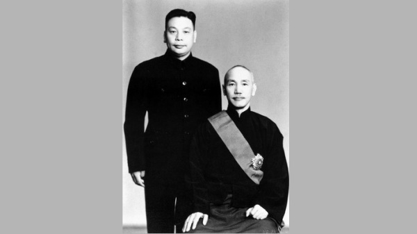蒋经国与其父蒋介石的合照