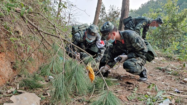 2022年3月21，武警在中國廣西梧州市滕縣東航飛機失事現場進行搜查。（圖片來源：CNS/AFP via Getty Images）