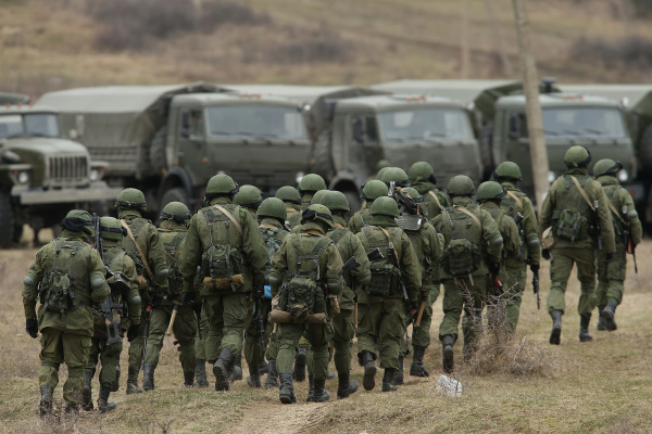 2014年3月2日，在乌克兰佩雷瓦尔内，几百名全副武装的士兵，走向乌克兰军事基地周围的车辆。