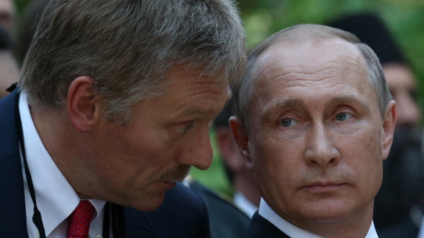 俄罗斯总统普京（Putin，右）与他的新闻秘书德米特里．佩斯科夫（Dmitry Peskov，左）交谈。