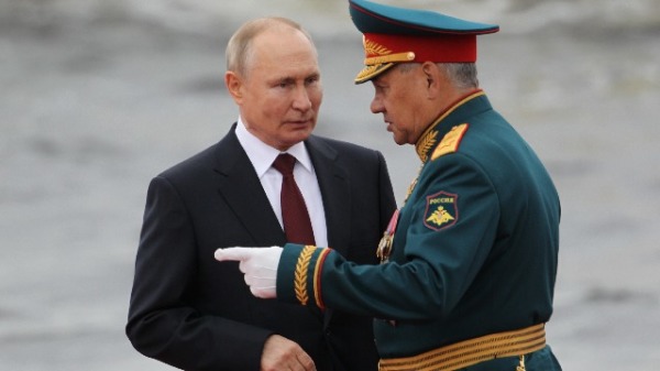 俄羅斯海軍日閱兵式上，俄羅斯總統普京（Putin）與國防部長紹伊古（Shoigu）交談。