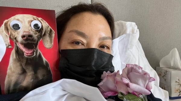 楊紫瓊在個人臉書貼出自己戴著黑色口罩，躺在床上照片，透露自己確診COVID-19。