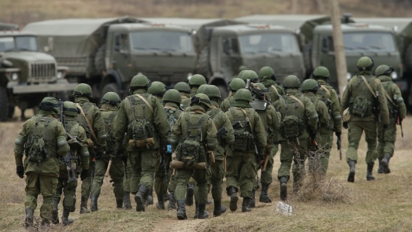 2014年3月2日，在烏克蘭佩雷瓦爾內，幾百名全副武裝的士兵，走向烏克蘭軍事基地周圍的車輛。