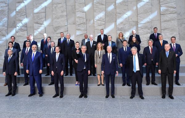 2022年3月24日，北约紧急峰会在比利时布鲁塞尔召开，北约成员国的各国领导人们在会议前合影，前排中间者是北约秘书长延斯・斯托尔滕贝格（Jens Stoltenberg），前排右三者是美国总统拜登。（图片来源：JOHN THYS/AFP via Getty Images）