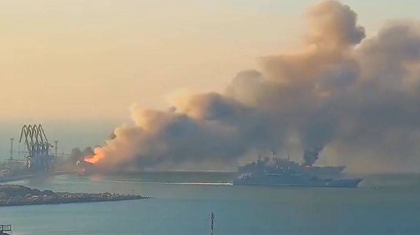 俄羅斯黑海艦隊的大型登陸艦「奧爾斯克號」在碼頭遇襲起火。