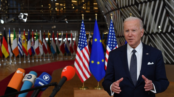 美國總統喬．拜登（Joe Biden）抵達比利時布魯塞爾歐盟（EU）總部參加歐盟緊急峰會時向媒體代表發表講話。