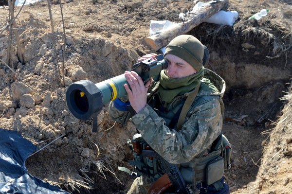 2022年3月23日，在哈尔科夫（Kharkiv）附近一个阵地上，乌克兰一名士兵手持美国制造的便携式反坦克导弹——FGM-148标枪导弹。