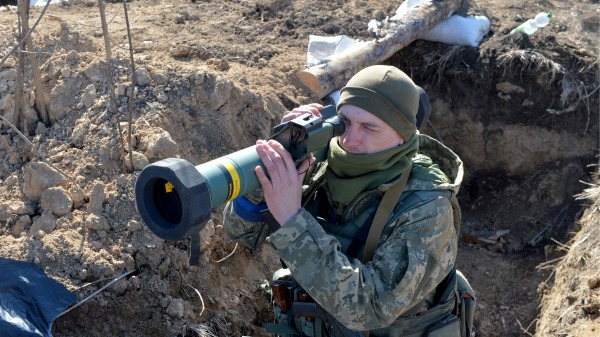 2022年3月23日，在哈尔科夫（Kharkiv）附近一个阵地上，乌克兰一名士兵手持美国制造的便携式反坦克导弹——FGM-148标枪导弹。