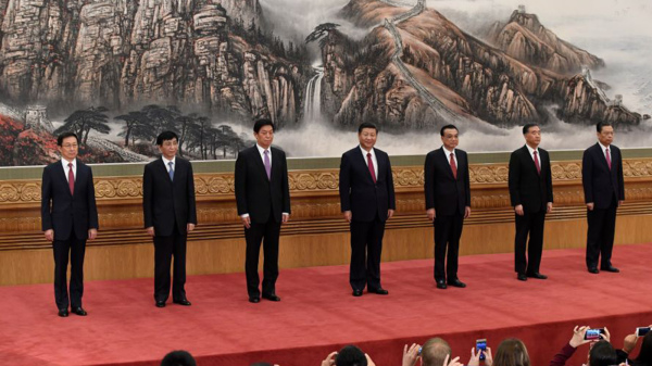 香港時事評論人李兆富認為香港是中共權力的角鬥場。圖為中國政治局七名常委（左起）韓正、王滬寧、栗戰書、席習近平、李克強、汪洋和趙樂際。（圖片來源：Getty Images）
