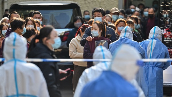 2022年3月23日，居民在上海的一個住宅區排隊接受核酸檢測。