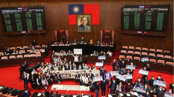 3月25日，中华民国18岁公民权修宪案在立法院得以三读通过，成功送出立法院交由公民复决。