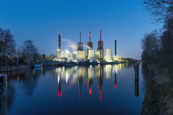 图为2022 年 3 月 25 日使用长时间曝光拍摄的图片，显示德国柏林的利希特费尔德（Lichterfelde）热电联产发电厂。已经持续一个月的俄罗斯入侵乌克兰的战争让德国决定在2030年以后继续运行燃煤发电厂。（图片来源：Frank Hoensch/Getty Images）