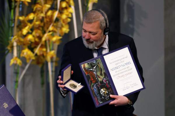 2021年12月10日，在挪威奥斯陆举行的颁奖典礼上，诺贝尔和平奖获得者俄罗斯的德米特里・穆拉托夫（Dmitry Muratov）手持诺贝尔和平奖证书和奖章留念。