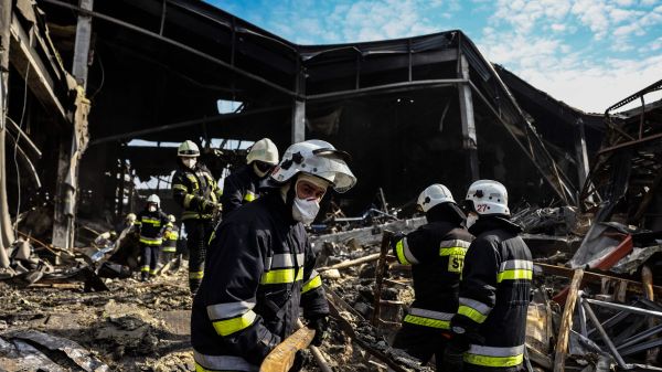 2022年3月29 日，在烏克蘭首都基輔北部的布羅瓦里（Brovary）小鎮上，救援人員在清理了一座已變成瓦礫的倉庫。