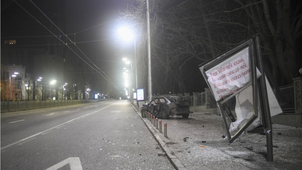2022年3月2日在基辅街头，一辆被毁的车辆。