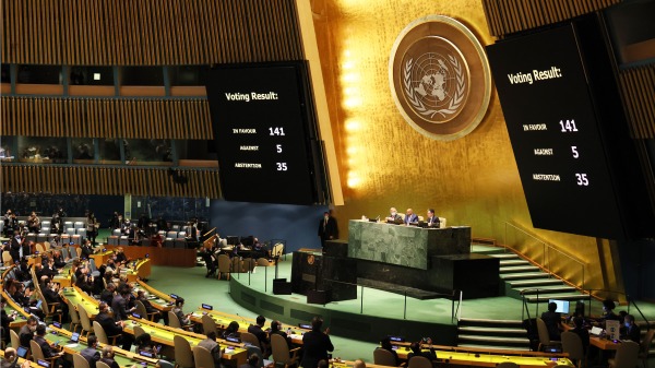 2022年3月2日，联合国举行紧急会议通过决议案谴责俄罗斯入侵乌克兰。