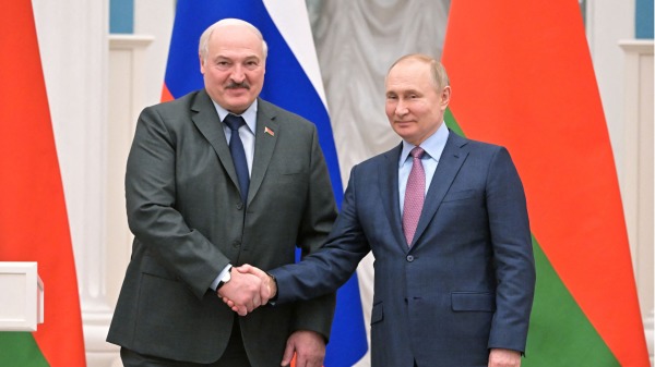 2022年2月18日，俄罗斯总统普京在克里姆林宫会晤白俄罗斯总统卢卡申科。（图片来源：SERGEI GUNEYEV/Sputnik/AFP via Getty Images）
