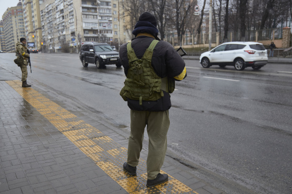 烏克蘭民兵於2022年3月2日在烏克蘭基輔街頭巡邏。