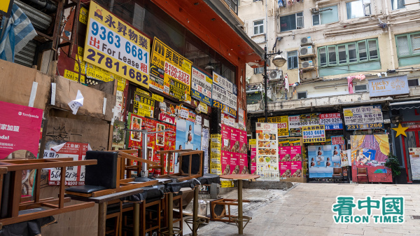 在港府严格的防疫政策下，香港百业萧条，大量商铺结业。（图片来源：庞大卫/看中国）
