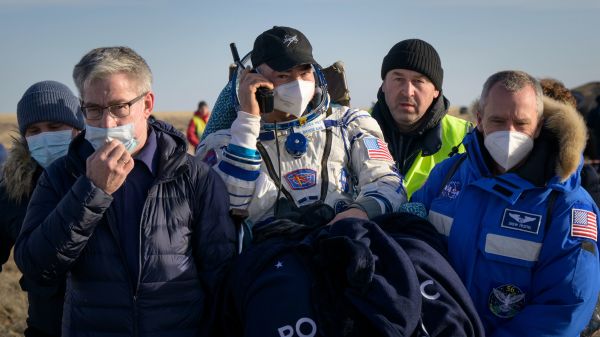 美國宇航局（NASA）的宇航員馬克．範德．海伊（Mark Vande Hei，中）被救援隊抬出太空艙。