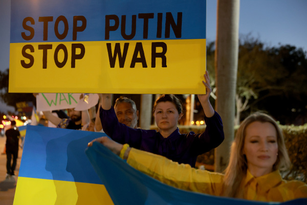 烏克蘭對俄羅斯入侵的頑強抵抗贏得國際社會的廣泛支持。圖為2022年3月3日，在美國佛羅里達州南部的哈倫代爾（Hallandale）舉行的譴責俄羅斯和普京並支持烏克蘭的集會。（圖片來源：Joe Raedle/Getty Images）