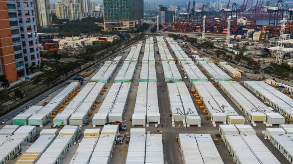 中央在香港援建方舱医院，短短一周内已建成，但内部设施简陋，卫生情况惹质疑。（图片来源：DALE DE LA REY/AFP via Getty Images）