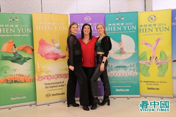比利時舞蹈老師Sofie Dursin（中）與她的兩名舞蹈學生。