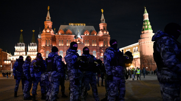 為鎮壓抗議俄羅斯入侵烏克蘭的人群，全副武裝的防暴警察被部署在莫斯科市中心的馬涅日尼亞（Manezhnaya）廣場