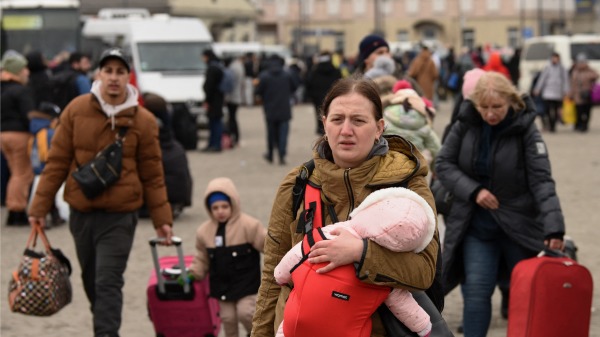 2022年3月2日，乌克兰人在战火中撤离。（图片来源： YURIY DYACHYSHYN/AFP via Getty Images）