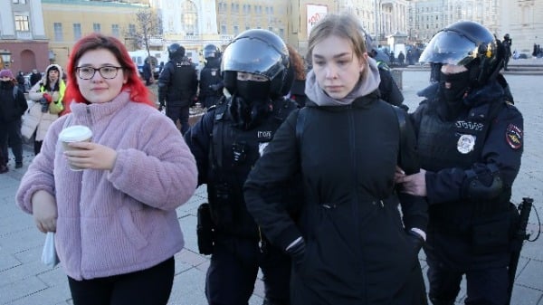 2022年3月6日，俄罗斯莫斯科中部举行的反对军事入侵乌克兰的未经批准的抗议集会上，俄罗斯员警拘留了2位女子。