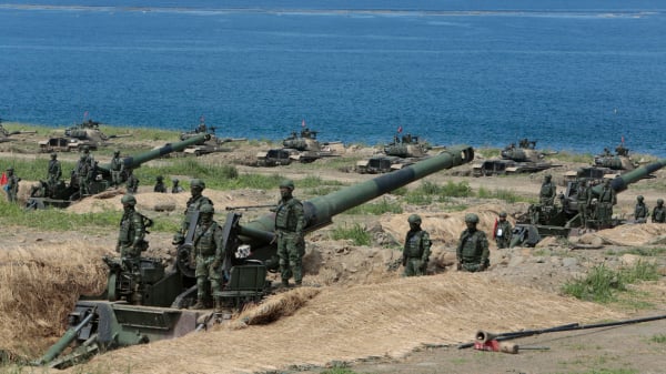 2019年5月30日，臺灣炮兵在臺灣屏東舉行的海灘反入侵演習中。實彈射擊是年度演習的一部分，旨在證明軍方有能力擊退任何攻擊。