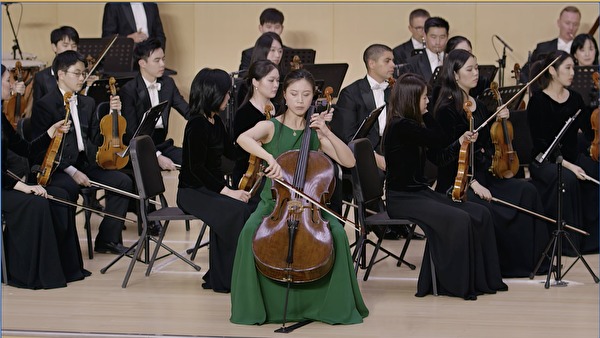 袁于茜正在演奏德沃夏克《b小调大提琴协奏曲》（作品104号）。