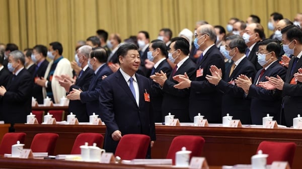 中共人代会第五次会议在北京开幕，习近平步入会场，众代表们却看其身后。