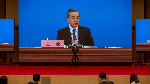 2022年3月7日，中共外长王毅在新闻发布会上。（图片来源： Andrea Verdelli/Getty Images ）