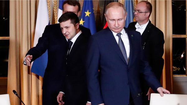 乌克兰总统沃洛迪米尔．泽连斯基（Volodymyr Zelensky，左）和俄罗斯总统弗拉基米尔．普京（Vladimir Putin，右）抵达巴黎，与法国总统和德国总理在爱丽舍宫举行乌克兰会议。