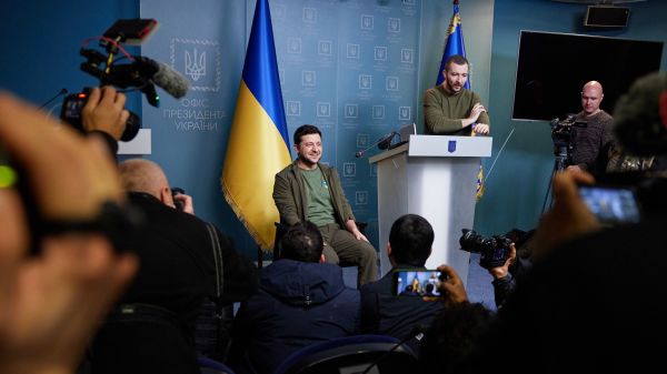 图为2022年3月2日，乌克兰总统泽连斯基（Volodymyr Zelenskyy）在基辅的总统府与国际媒体记者们举行面对面的记者会。