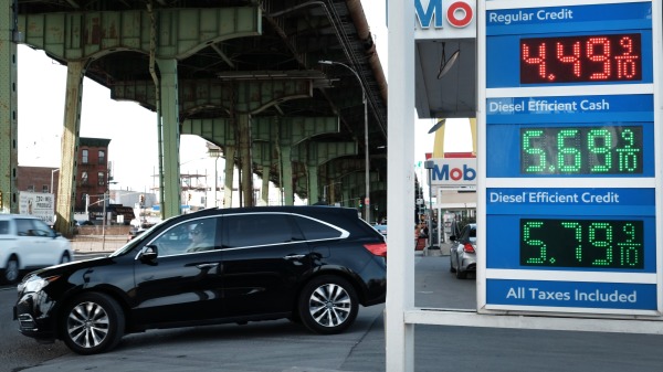 2022年3月美国纽约一家加油站的油价