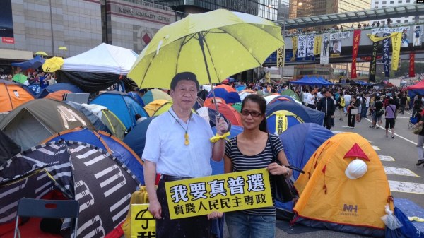 2014年雨伞运动期间，各个示威者占领区都出现“习近平撑黄伞”的纸板，吸引不少港人合照。（图片来源：美国之音）