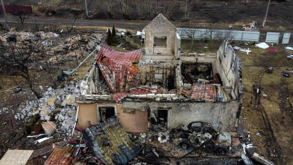 一張鳥瞰圖顯示了在烏克蘭首都基輔附近的盧基亞尼夫卡（Lukianivka）村，一棟居民房屋被徹底炸成廢墟。