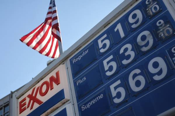 图为2022 年 3 月 14 日，美国首都华盛顿DC，位于国会山附近的一个埃克森美孚石油公司的加油站的普通汽油价格已经涨到每加仑5.19美元，成为历史新高。（图片来源：Win McNamee/Getty Images）