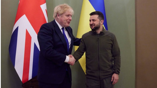 烏克蘭總統澤倫斯基在臉書貼出與英國首相強森的握手照片