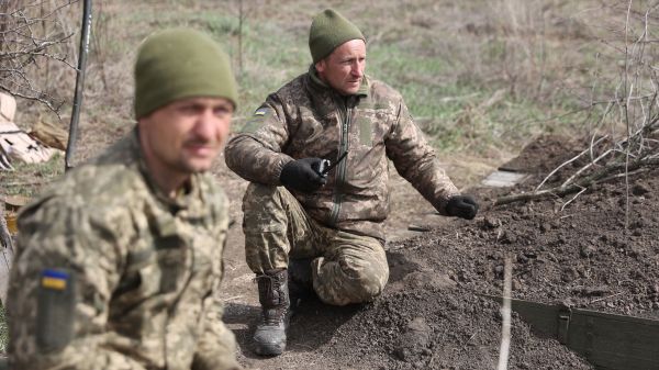2022年4月10日，一小隊烏克蘭砲兵在烏克蘭東部頓巴斯（Donbas）地區的靠近盧甘斯克（Lugansk）的前線上。（圖片來源：ANATOLII STEPANOV/AFP via Getty Images）
