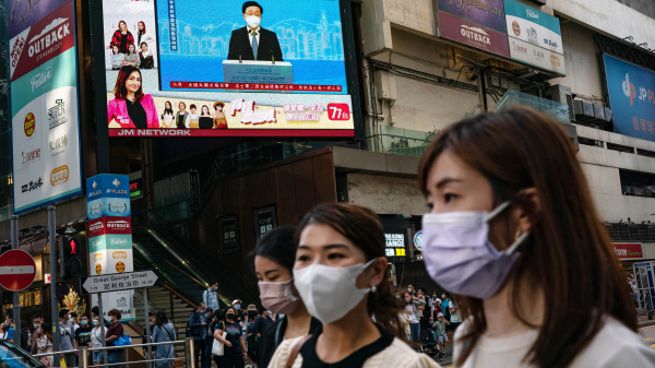 香港銅鑼灣商場大屏幕播放李家超宣佈參選特首的新聞。（圖片來源：Anthony Kwan/Getty Images）