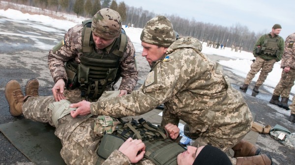 2017年2月1日，在乌克兰亚沃洛夫（Yavoriv）附近的国际维持和平与安全中心，一名乌克兰作战训练中心的医务人员，在作战急救课程中评估绷带效果。