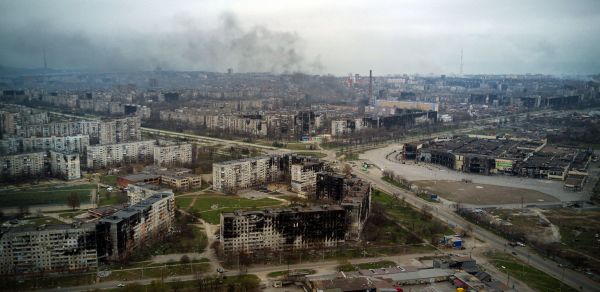 图为2022 年 4 月 12 日，乌克兰南部港口城市马里乌波尔（Mariupol）的鸟瞰图。俄罗斯军队于 4 月 12 日加强了攻占马里乌波尔的行动，这是预期的俄罗斯对乌克兰东部进行大规模进攻的一部分。乌克兰谴责俄罗斯在马里乌波尔使用了化学武器，并使用移动焚尸炉处理乌克兰平民的尸体以掩盖其战争罪和种族灭绝罪证据。（图片来源：ANDREY BORODULIN/AFP via Getty Images）